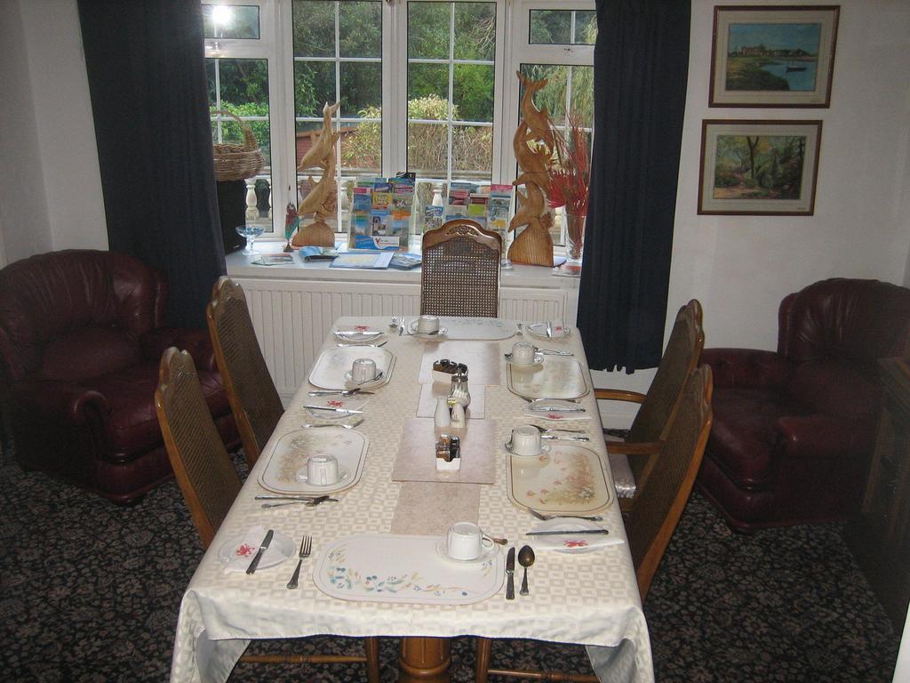 Four Seasons Guest House Pembrey Eksteriør bilde