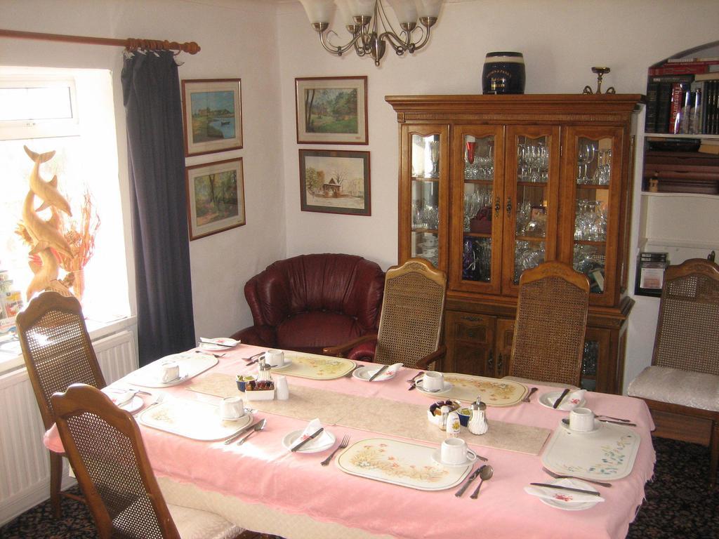 Four Seasons Guest House Pembrey Eksteriør bilde